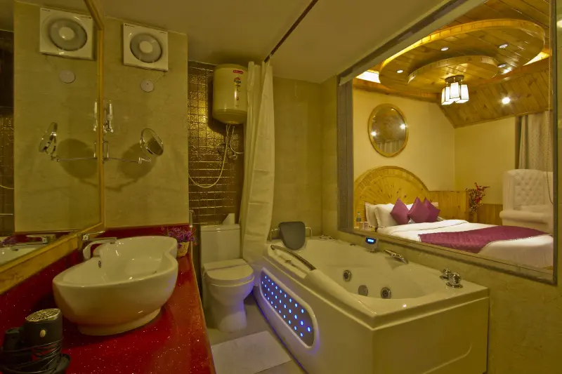 Maharaja Suite Mountain view room with Jacuzzi and balcony Image