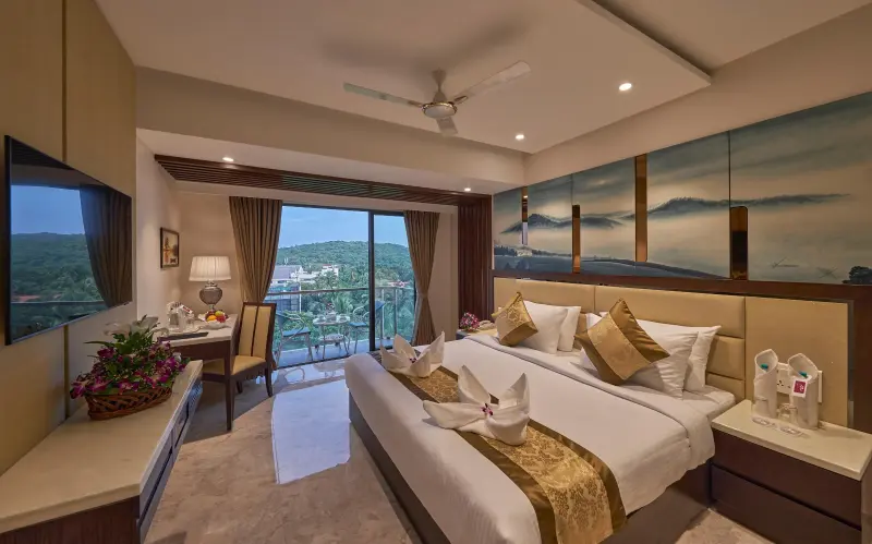 Club Room with Balcony