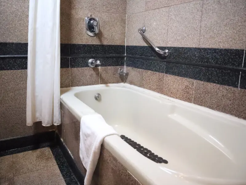 Deluxe Room - Mall road facing with Bathtub Image