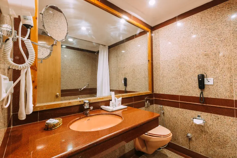 Deluxe Room - Mall road facing with Bathtub Image